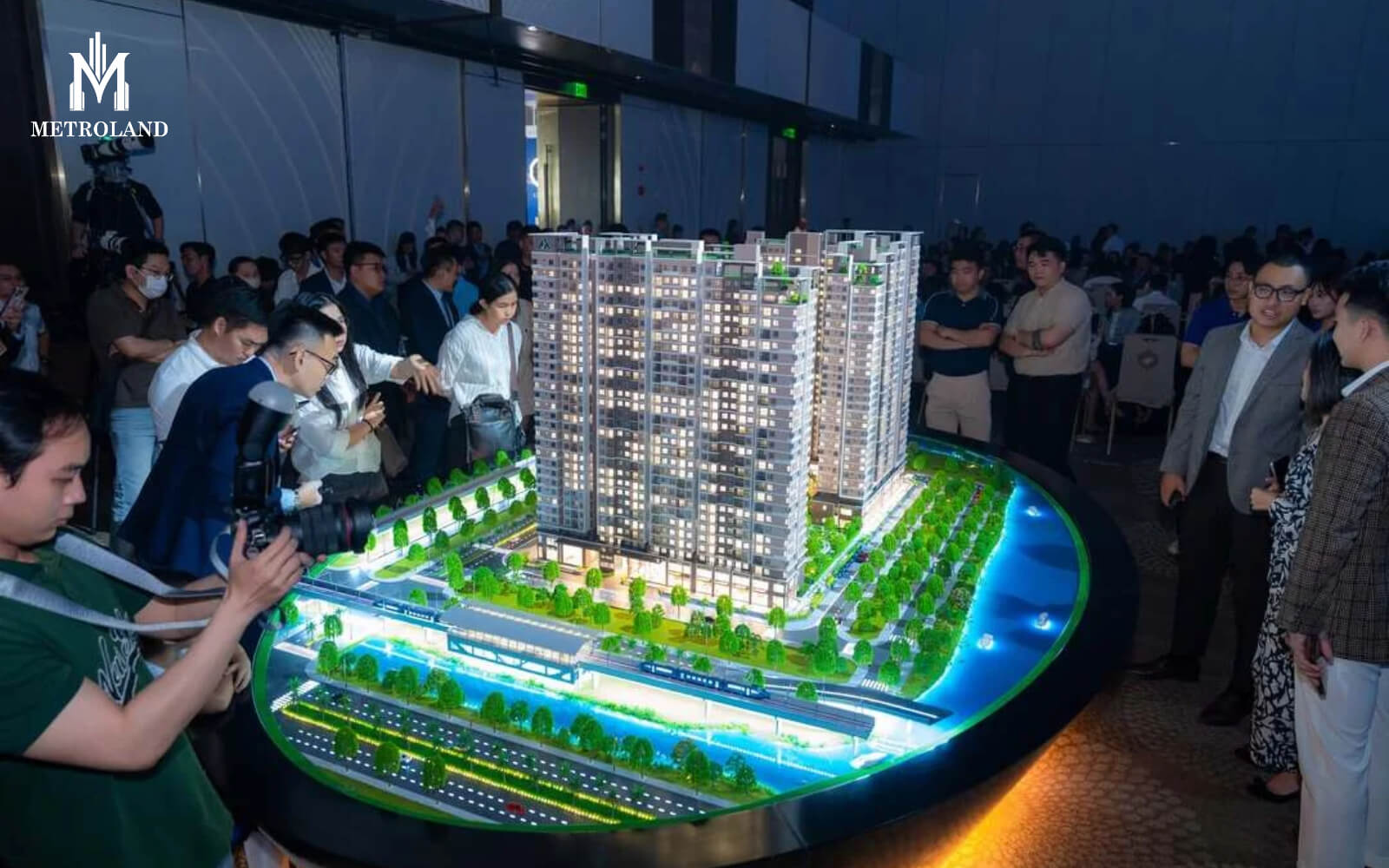 sa bàn tại lễ công bố